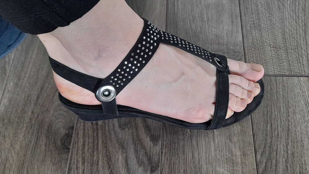 Дамски велурени сандали, черни