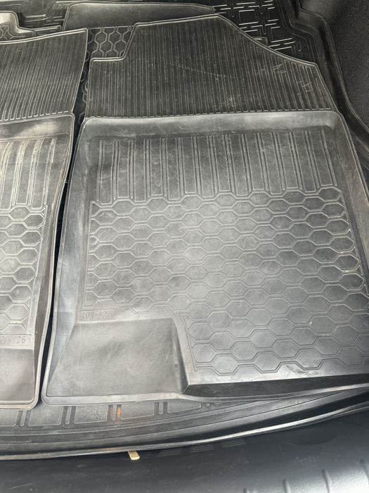 Продам коврики в машину