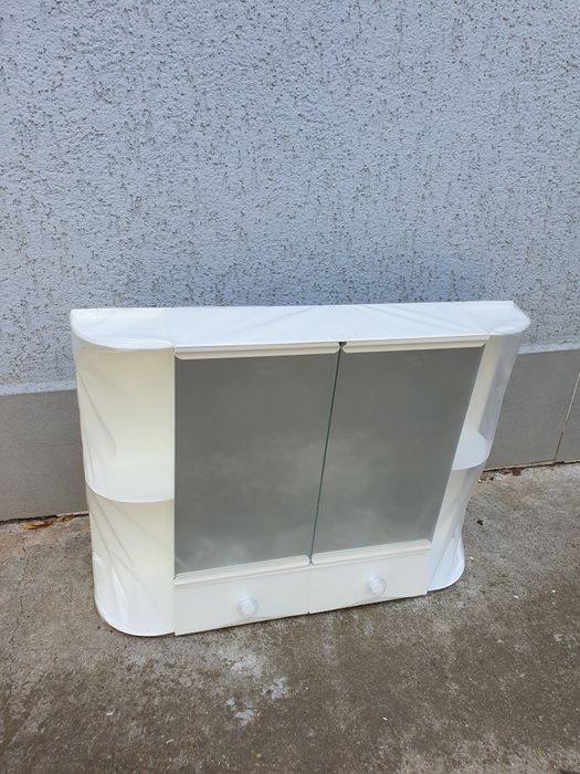 Чисто ново шкафче за баня