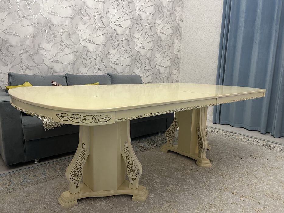 Стол со стульями