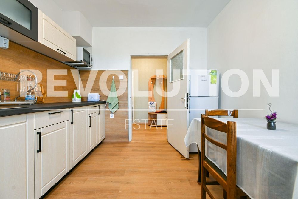 Продава се Тристаен апартамент в София, Център - 84 кв.м за 5239 €/кв.м - Снимка #2