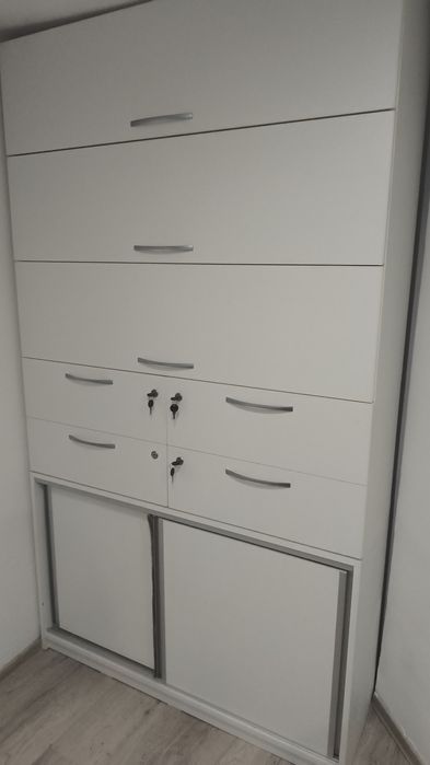 Vând dulap din 2 parti