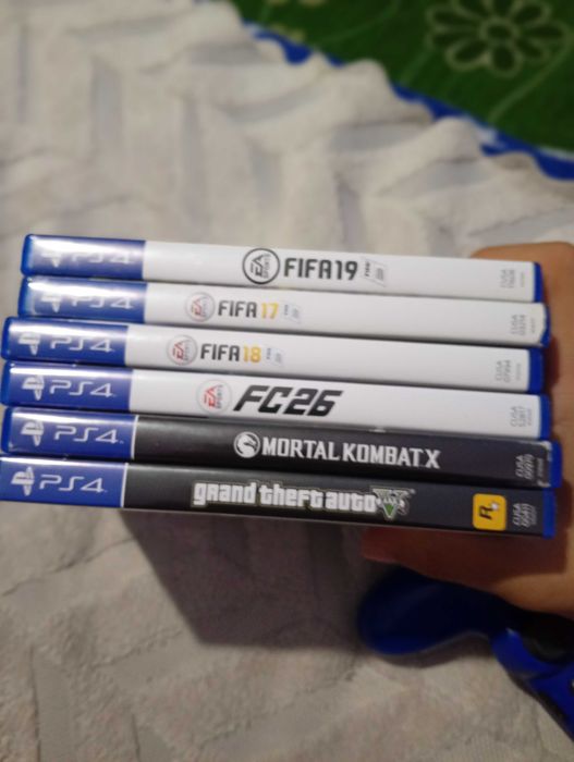 Лимитирана серия PlayStation 4 Slim + 2 оригинални сини джойстика + 8 ТОП игри