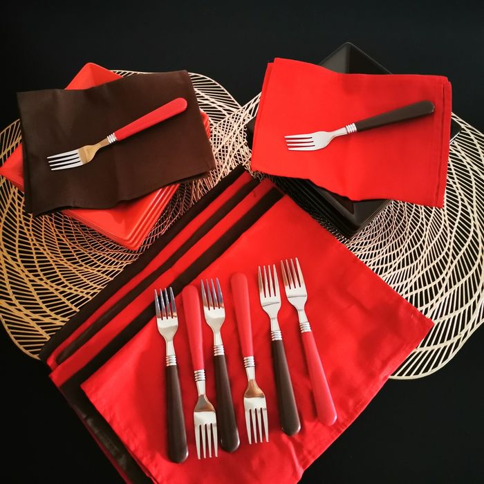 Set farfurii și tacâmuri