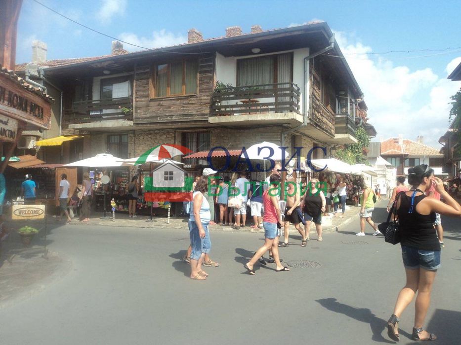 Половината от двуетажна къща в Стария град на Несебър,188 кв. м + двор