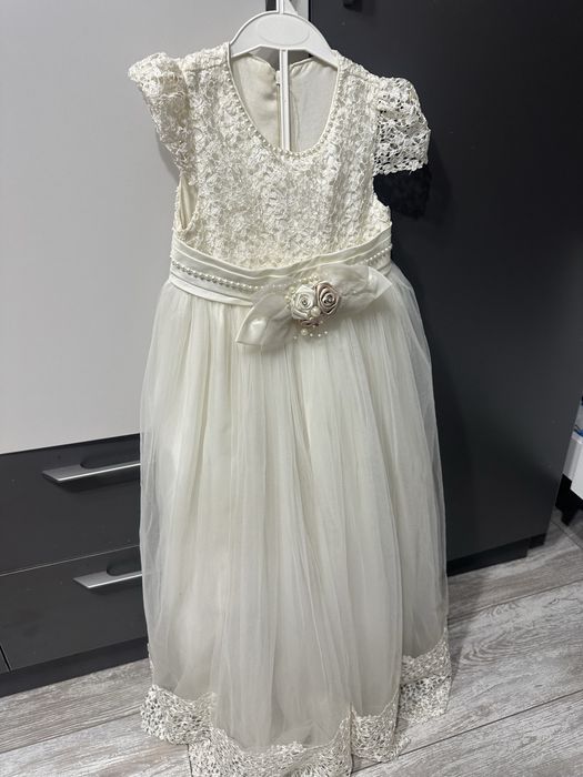 Праздничное Платье для девочки , белое на 6 - 10 лет