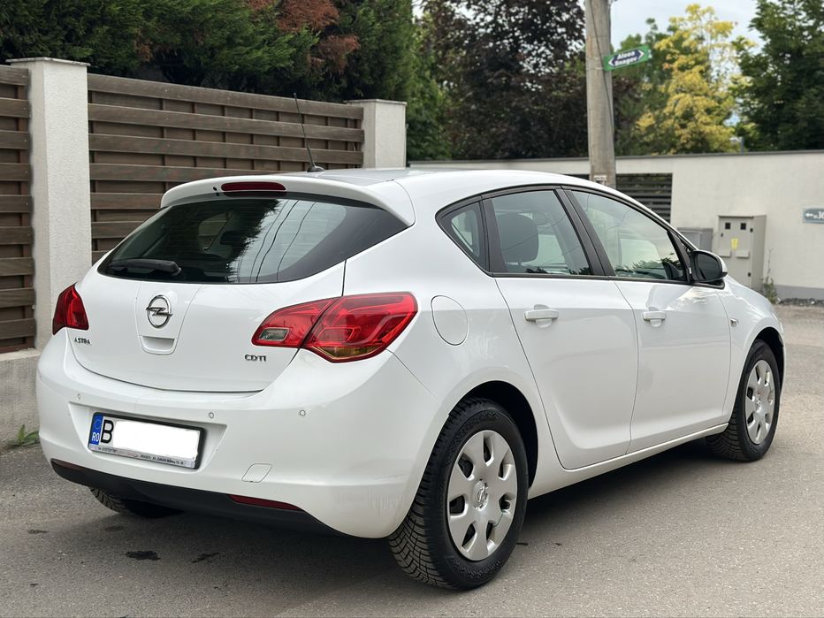 Opel Astra J Hatchback/ 1.7CDTI//6+1Trepte 2010/Euro5/anvelope Noi/ Climatronitc/Foarte intretinut