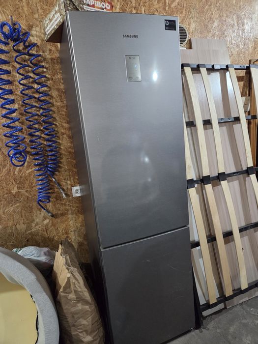 Продам большой холодильник