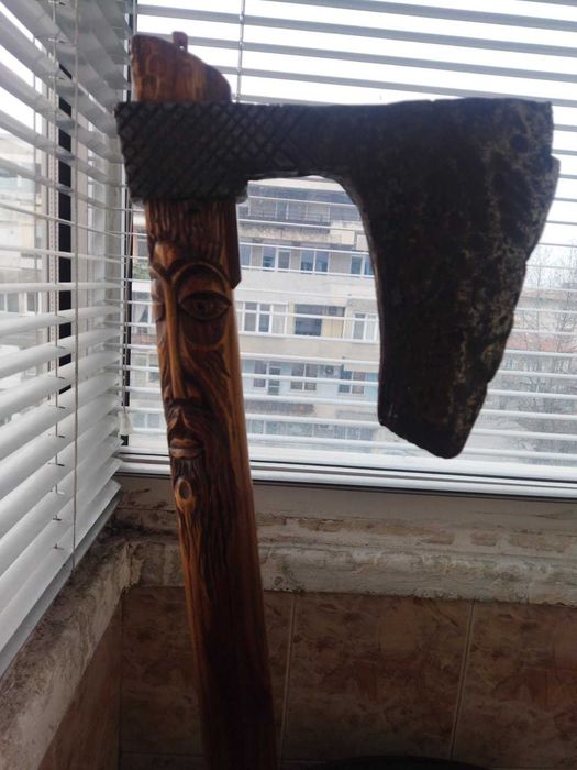 Старинна Брадва с дърворезва