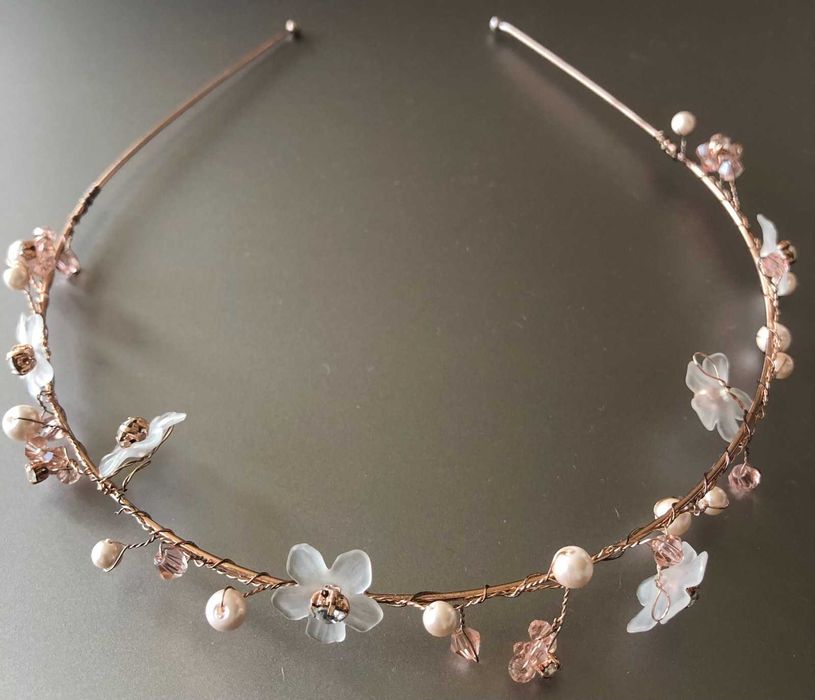 Диадема и гъвкав аксесоар за коса