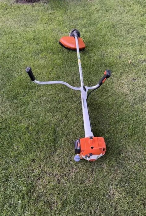 Stihl FS350 pentru inchiriere + trei schimburi de fir + disc vidia arbusti