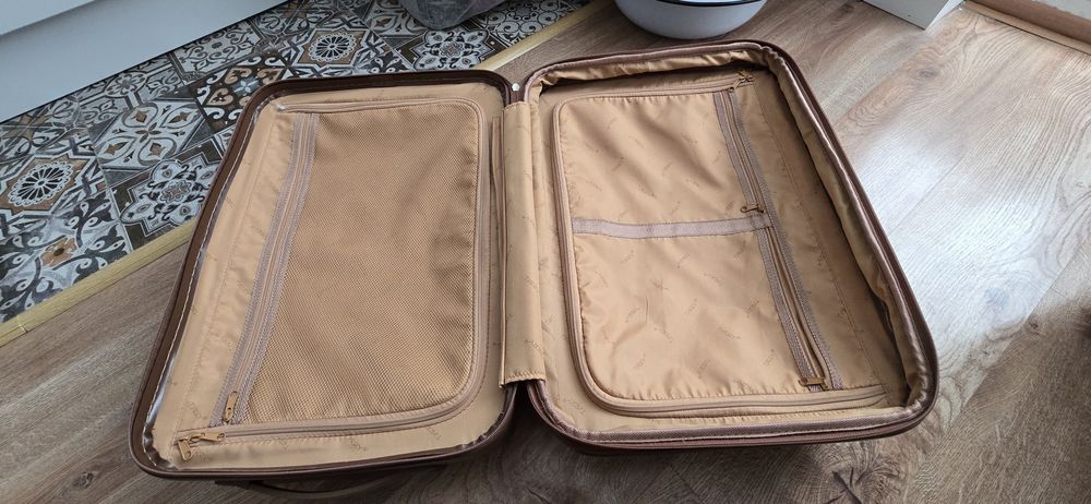 Чемодан дорожный