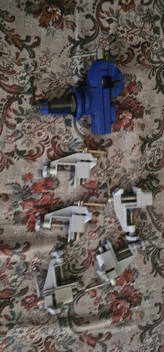 menghina de banc/masa/birou