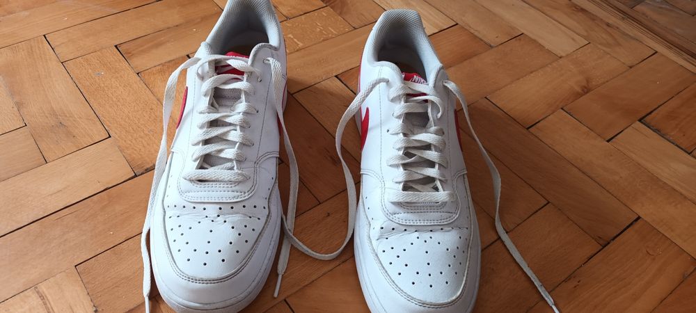 Обувки nike бели