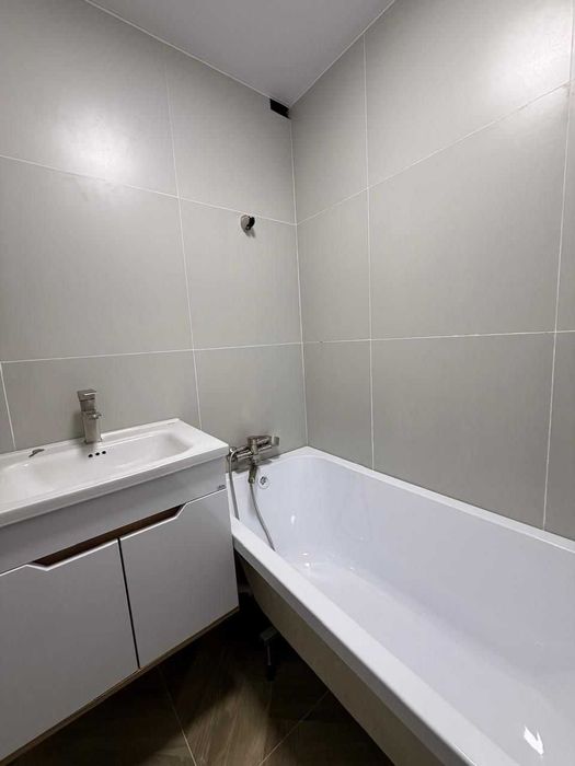 Продается евро 3 комн кв. А-хана,18