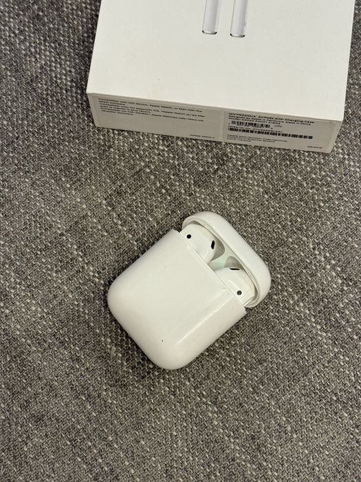 Apple AirPods 2 с кутия + кабел