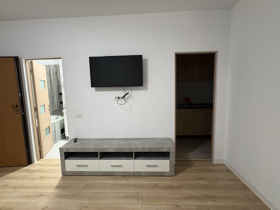 Închiriez apartament cu o cameră + living