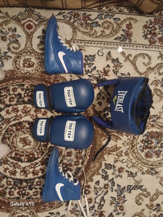 Боксер перчатка шлем