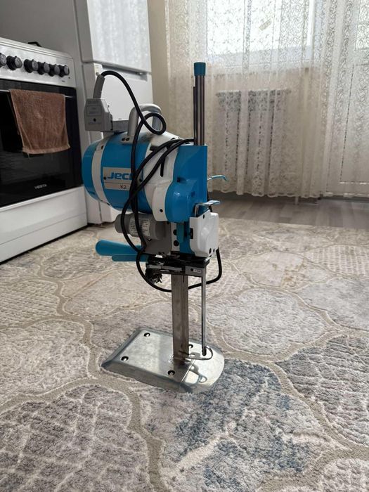 Tikuv moshinasi va qolgan jixozlar bilan yangi holatda