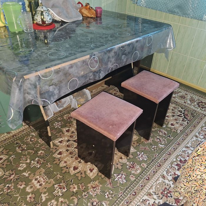Стол кухонный  с тремя табуретками