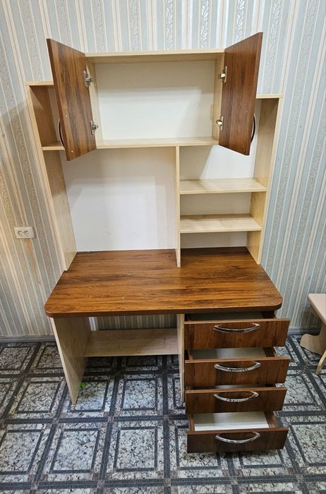 Продаётся письменный стол в отличном состояние.