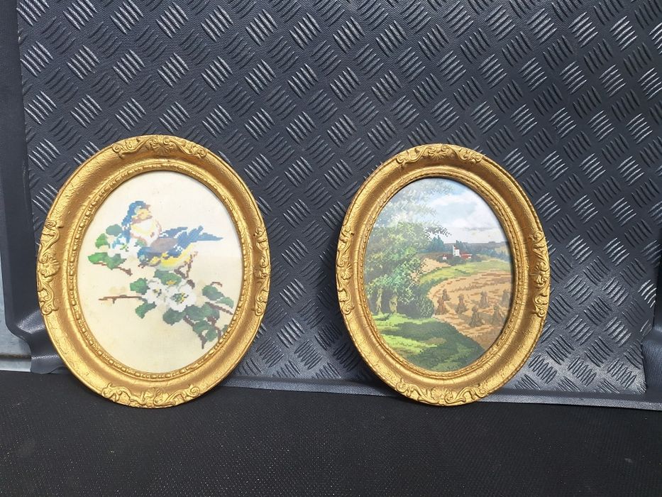 Стари стени часовници и картини