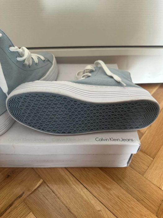 Нова, крайна цена 37 евро! Високи текстилни кецове Calvin Klein Jeans в светлосин деним цвят
