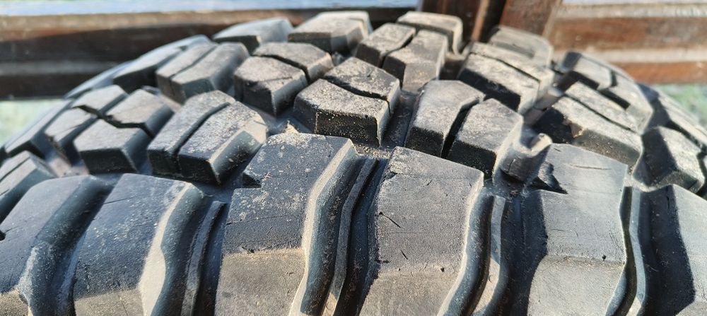 Vând  anvelope Bf Goodrich 235/75/15  și jante originale vitara