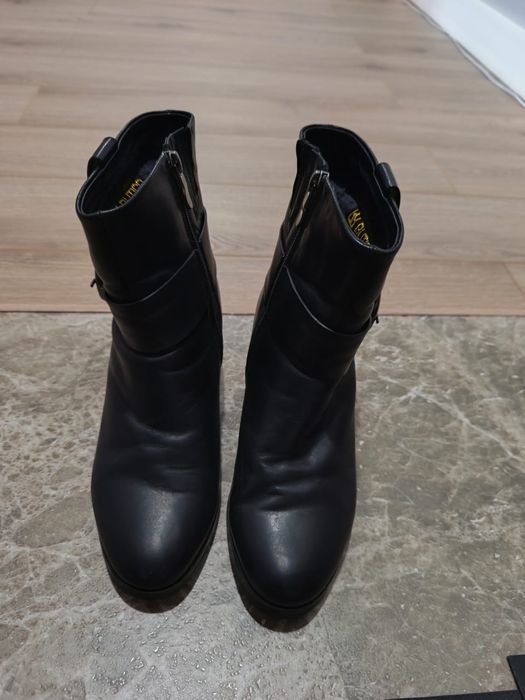 Две пары зимних сапог, кожаные