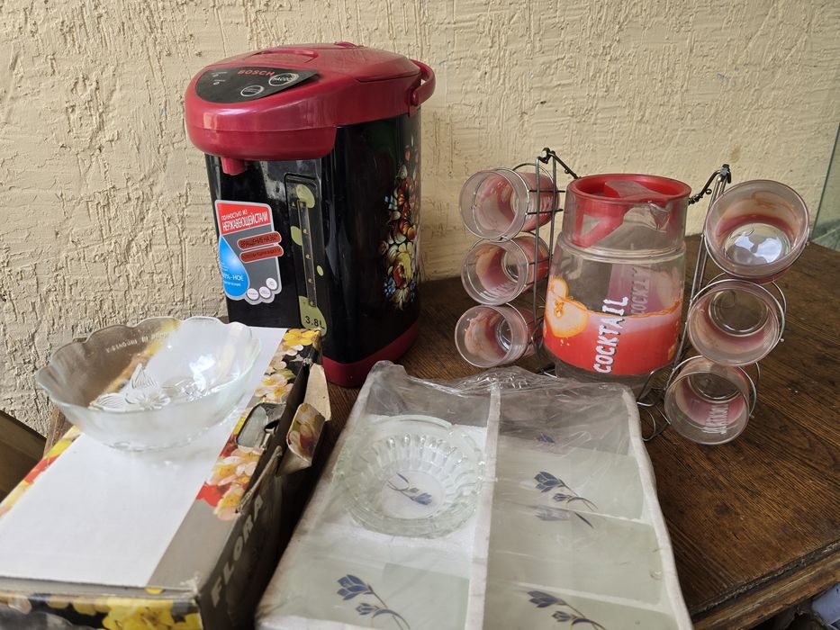 Тапчан  кровать .  посуда разная