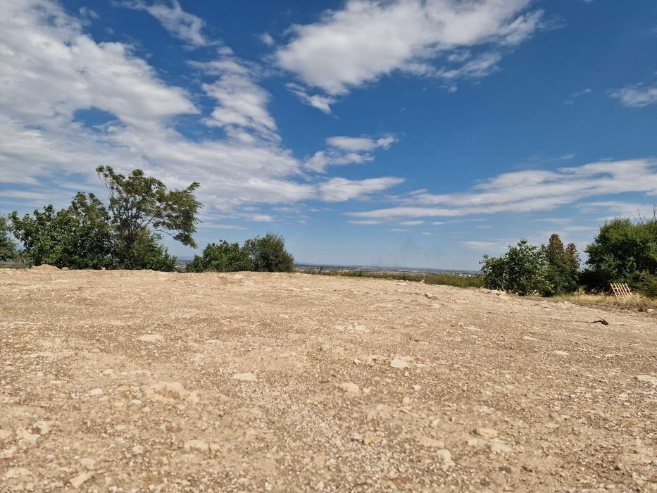 Продавам ниви, граничащи с къщи в с. Белащица и с. Брестник