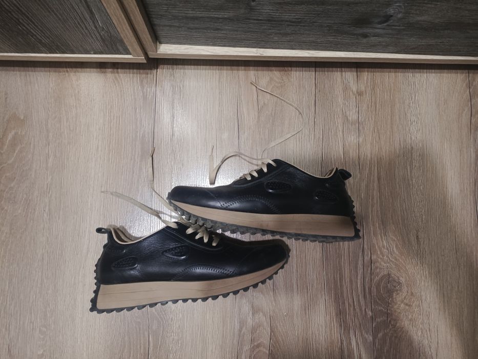 Продам кожаные кроссовки