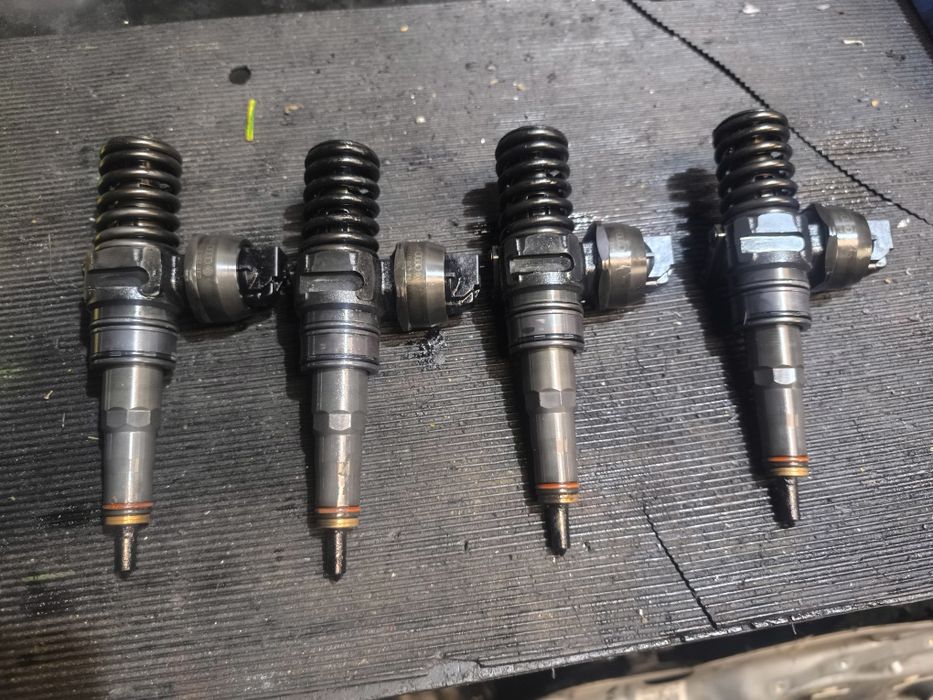 Injectoare  / injector 1.9 TDI BLS Golf 5 Octavia 2 Touran Passat B6