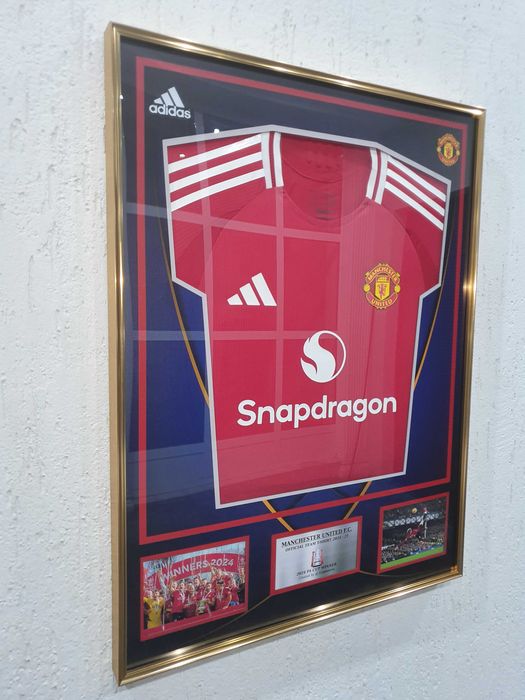 Новая Форма Манчестер Юнайтед в рамке. Сезон 2024-25. (в наличии 1 шт)
