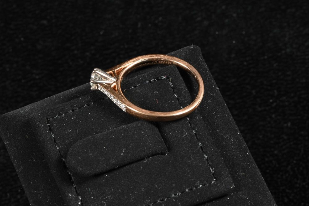 Златен Пръстен 750 (18к) с 13 диаманта, централен 0.30 кт F/G VS2, 54