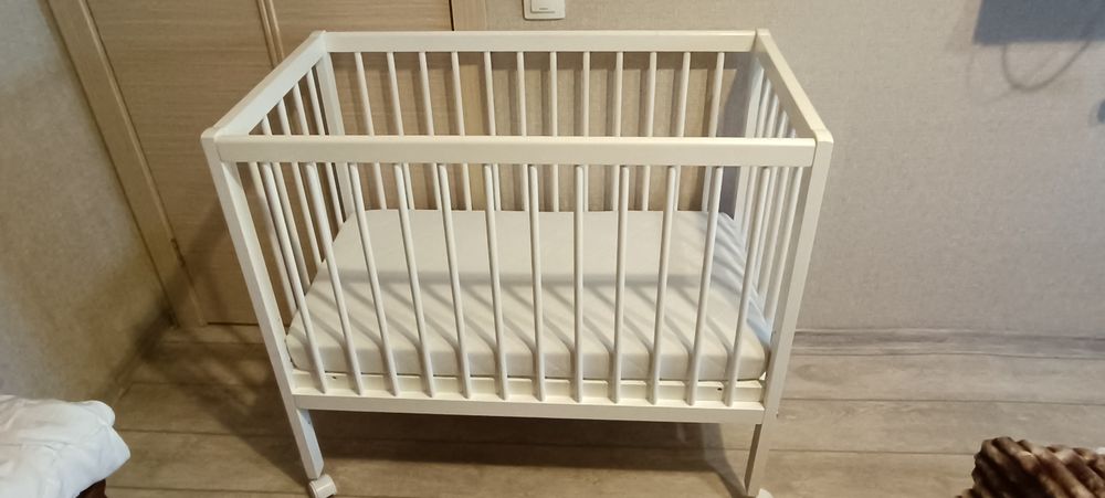 Продам кроватку в комплекте с матрасом, бортиками и простынью