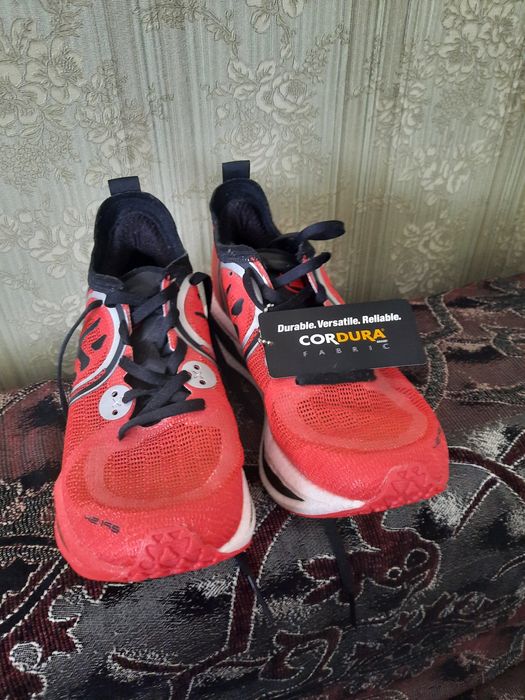 Продам женские беговые кроссовки