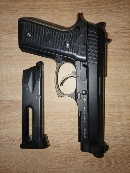 Pistol  PT92 Taurus-Beretta  full auto/semi auto  KWC BlowBack airsoft