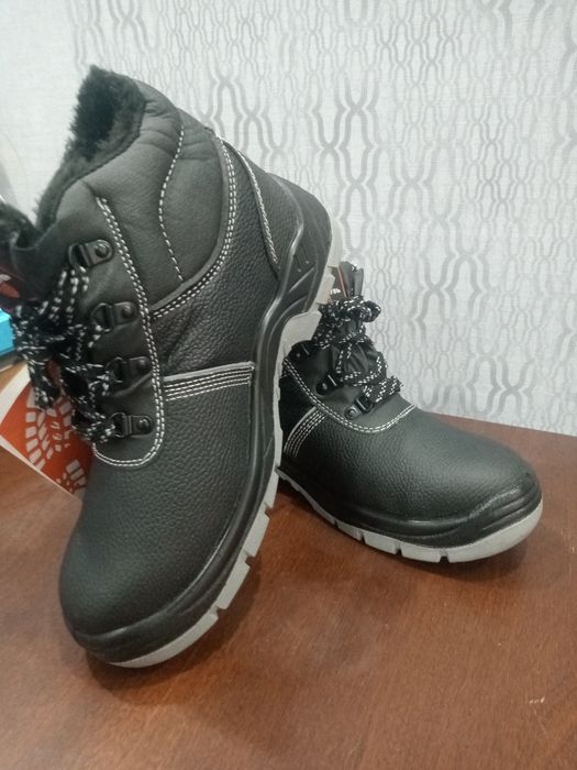 Продам новую зимнюю спец обувь.