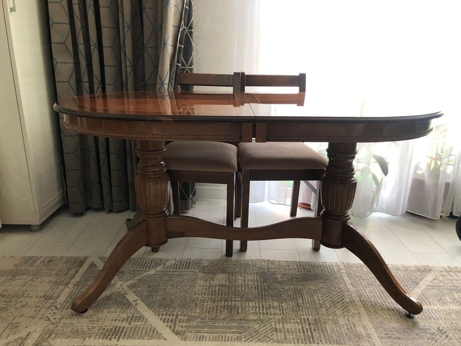 Стол со стульями