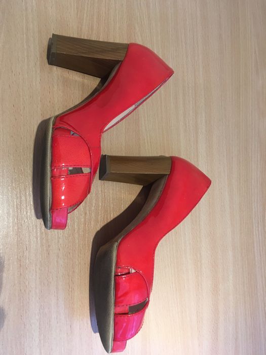 Продам женские туфли Unisa