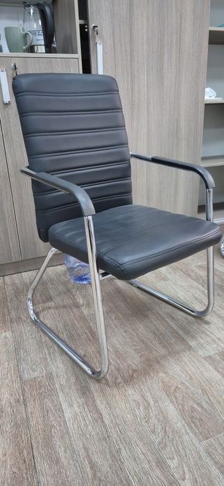 Стулья офисные .