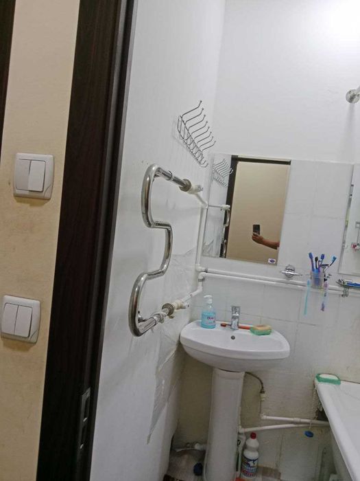 2 xonali kvartira sotiladi