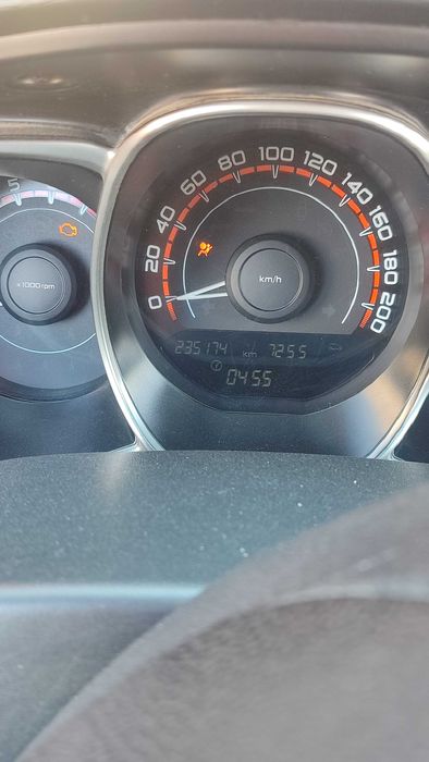 Lada vesta 1.8 mator full kapoti va eshikda kraska sepilgan