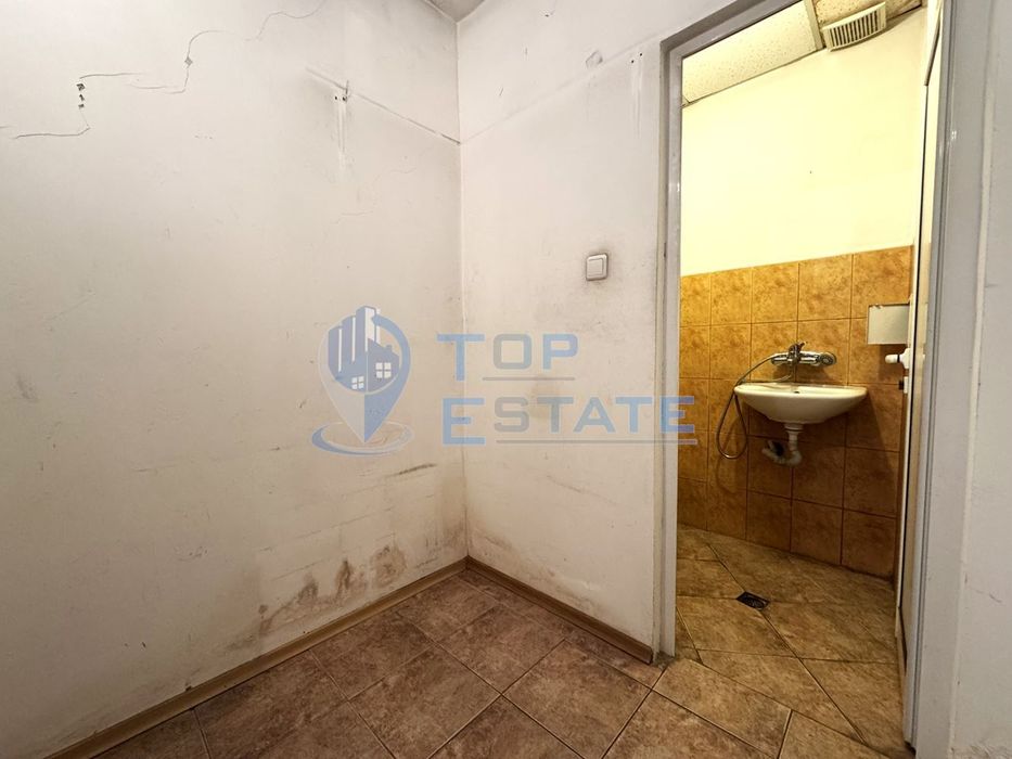 Магазин с лице към главна улица в широкия центрър на град Велико Търн