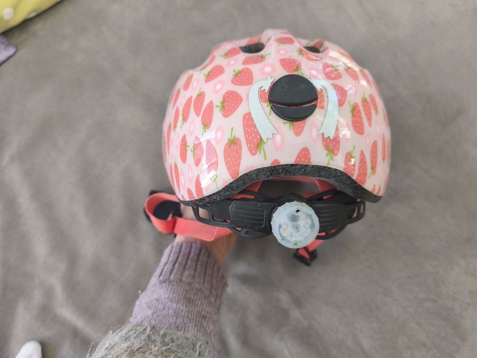 Детска каска Abus 45-50cm с ягодки