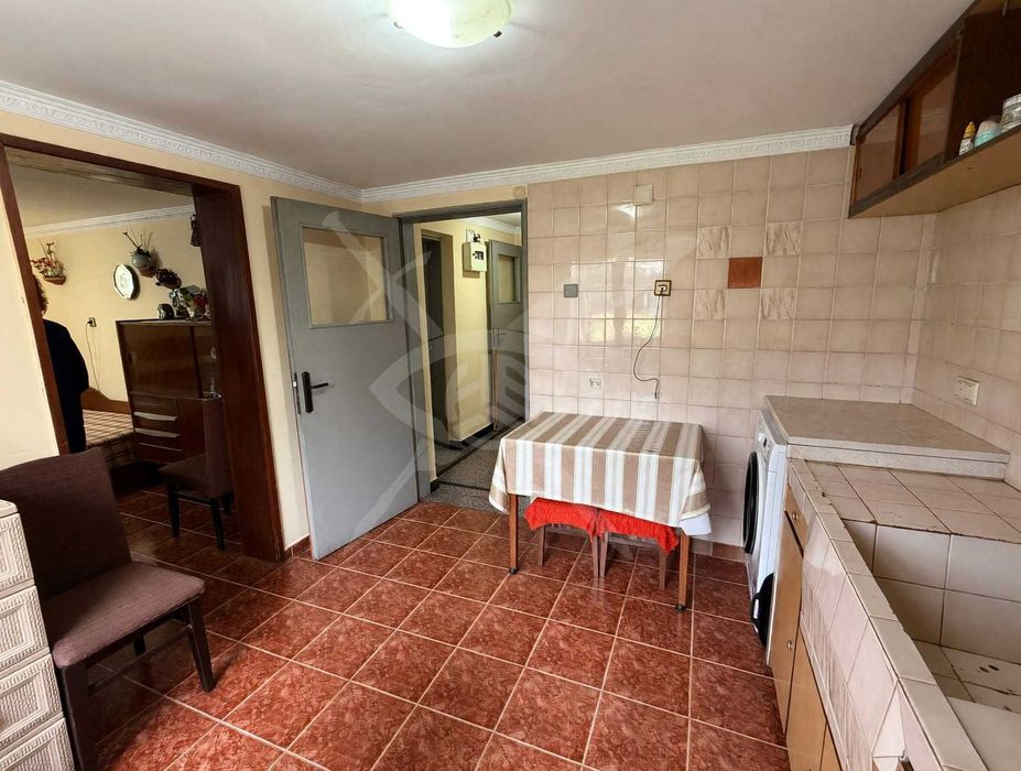 Двуетажна къща в с. Скутаре 92455