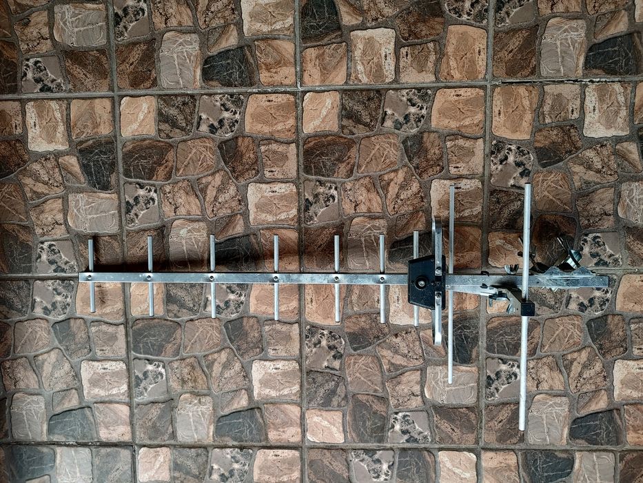 Antenă cu elemenți