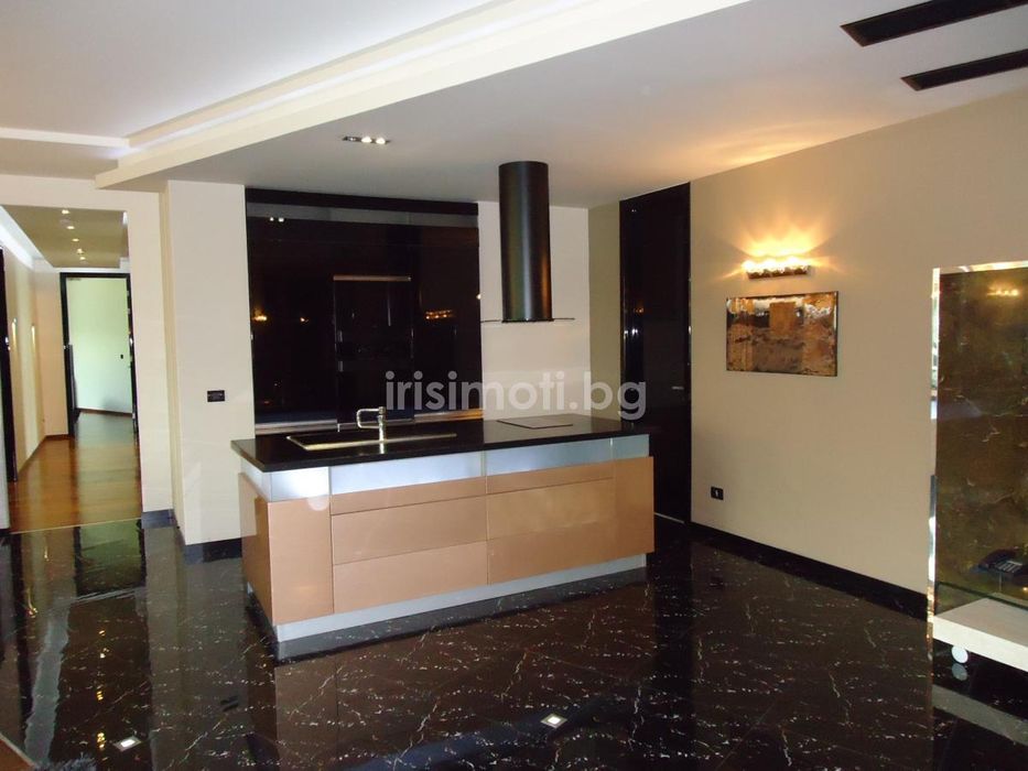 Дава се под наем Тристаен апартамент в София, Манастирски ливади - 236 кв.м за 2400 € - Снимка #1