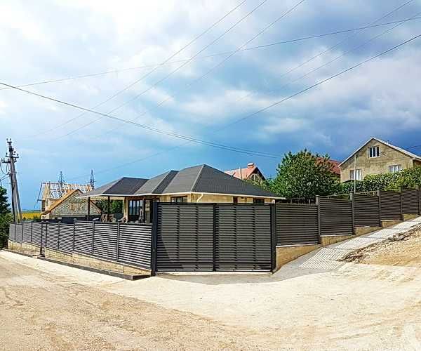 Garduri din panouri stil jaluzele, sipca metalica, tabla, plasa si BCA